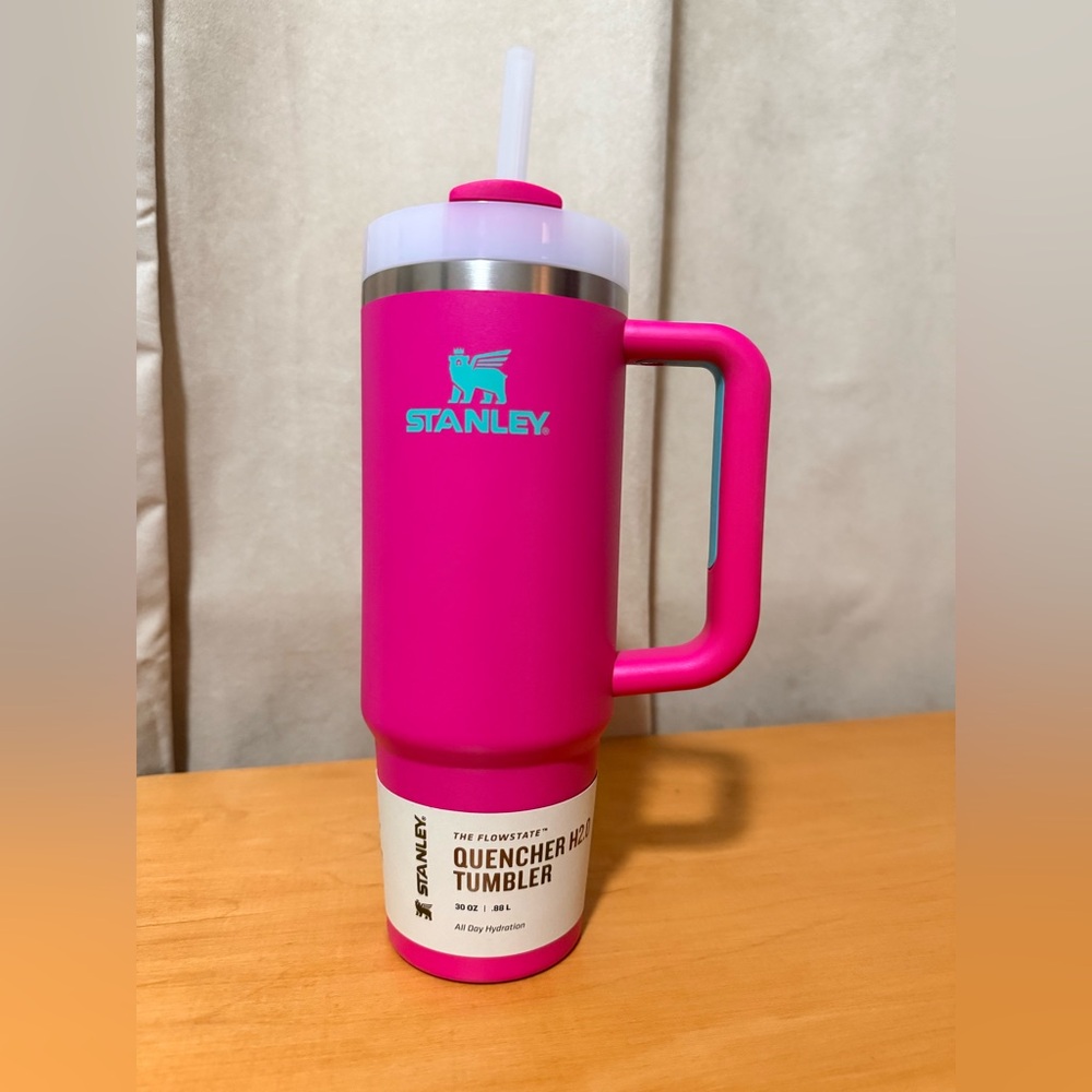 Stanley The Flowstate Quencher H2.O Tumbler - 30 oz., Vacuum Insulated.
